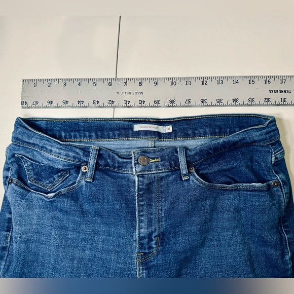 Levi’s Women’s Classic Bootcut Jeans SZ 32 Dark Blue Wash like new! - Picture 9 of 12